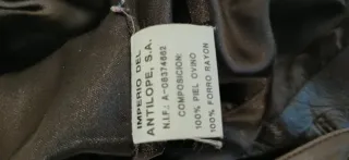 Chaqueta de señora de piel marrón, tipo americana.