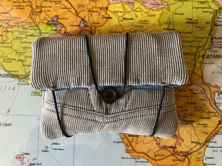 Portatabacco in tessuto blu e beige