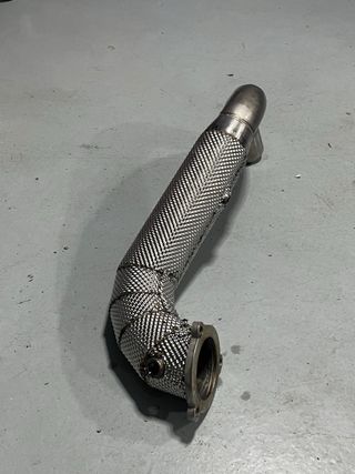 Downpipe con escudo térmico