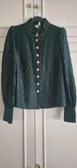 Blusa verde con botones dorados