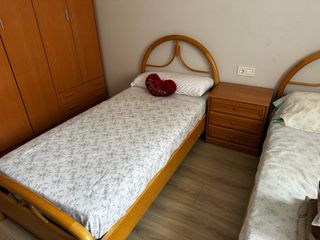 2 Camas Individuales + Mesita Madera