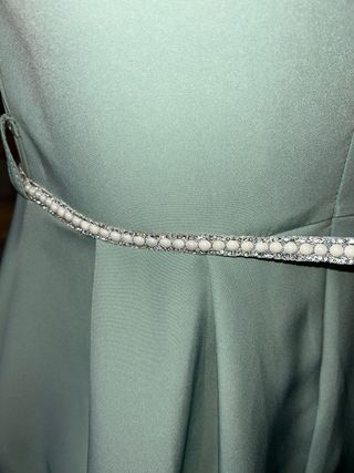 Vestido verde para evento con cinturón