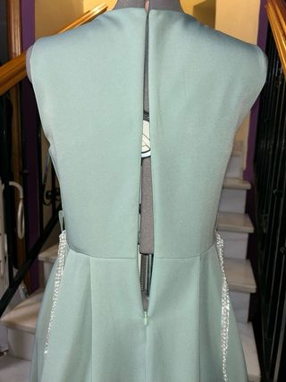 Vestido verde para evento con cinturón