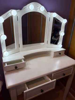 Tocador blanco con luces y espejos giratorios