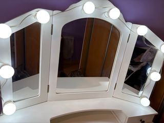 Tocador blanco con luces y espejos giratorios