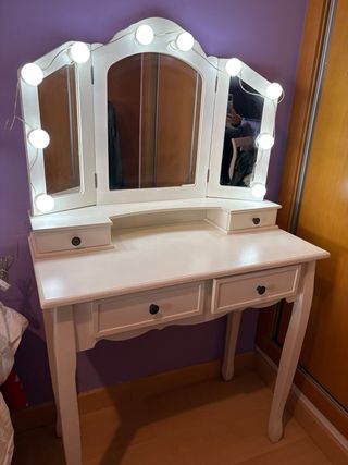 Tocador blanco con luces y espejos giratorios