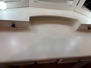 Tocador blanco con luces y espejos giratorios