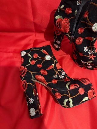 Botines Roberto Botella bordados florales negros t