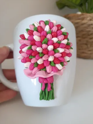 Taza decorada ramo de flores tulipanes