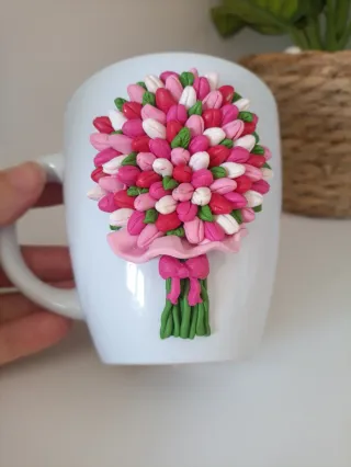Taza decorada ramo de flores tulipanes