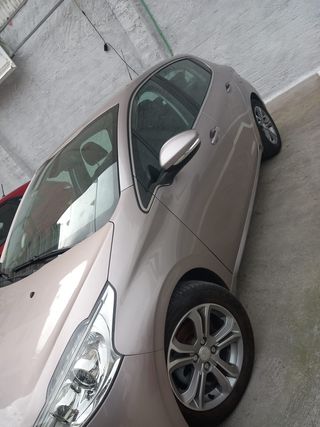 Peugeot 208 2013