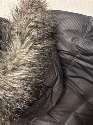 Chaqueta Columbia gris con capucha de pelo