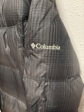 Chaqueta Columbia gris con capucha de pelo