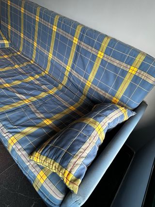 Sofá cama plegable azul y amarillo