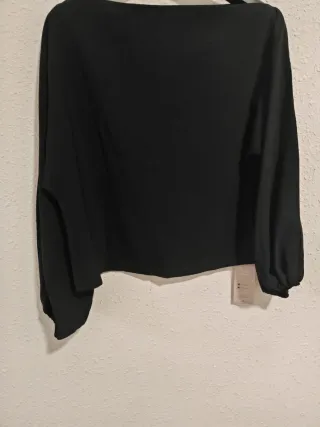 Blusa negra cuello barco talla XS