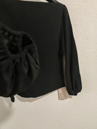 Blusa negra cuello barco talla XS
