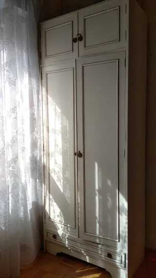 Armario de madera beige y blanco