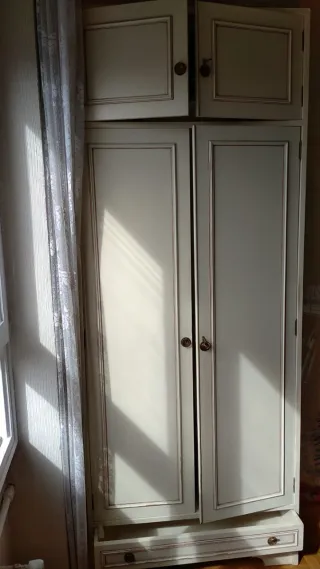 Armario de madera beige y blanco