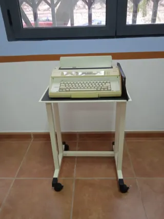 Máquina de escribir eléctrica AEG Olympia Carrera