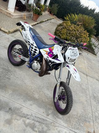 Yamaha DT 125 Supermotard Blanca y Morada
