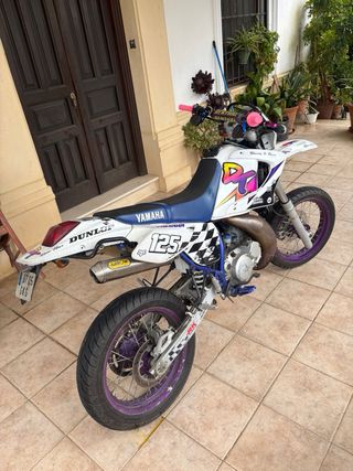 Yamaha DT 125 Supermotard Blanca y Morada