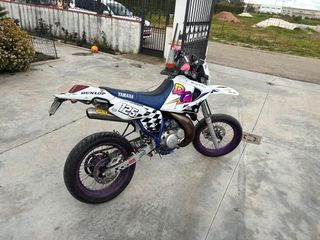 Yamaha DT 125 Supermotard Blanca y Morada