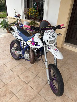 Yamaha DT 125 Supermotard Blanca y Morada