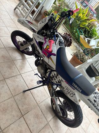 Yamaha DT 125 Supermotard Blanca y Morada