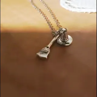 Colgantes sombrero y escoba de bruja