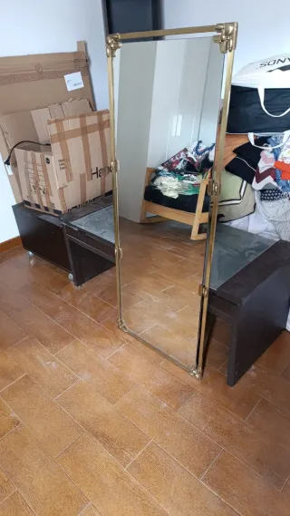 Espejo Rectangular Dorado con Marco Metálico