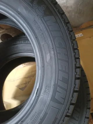 Vendo 2 Neumáticos de Furgoneta en Buen Estado