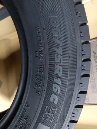 Vendo 2 Neumáticos de Furgoneta en Buen Estado