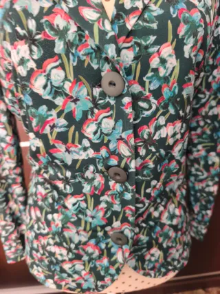 Blusa verde floreada