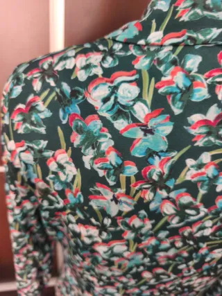 Blusa verde floreada