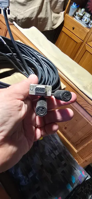 Cavo con connettori VGA, per tastiera e mouse.