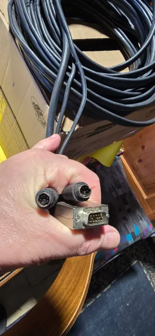 Cavo con connettori VGA, per tastiera e mouse.