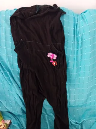 Mono negro con adornos