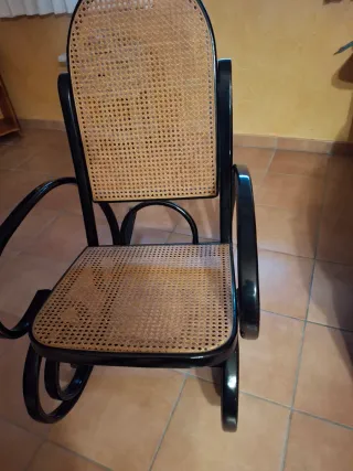 Sedia a dondolo in legno e vimini