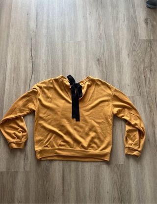 Jersey amarilla Bershka con lazo negro