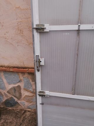 Puerta metálica hierro abre a derecha sin cuadro