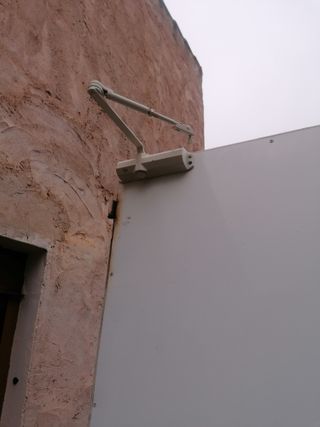 Puerta metálica hierro abre a derecha sin cuadro