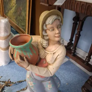 Figura cerámica mujer con cántaro