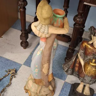 Figura cerámica mujer con cántaro