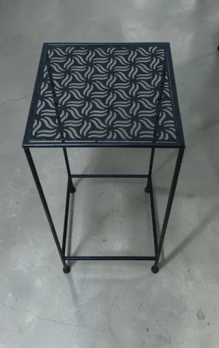 Mesa auxiliar negra con diseño geométrico