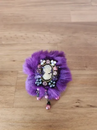 Broche Vintage Morado con Cameo