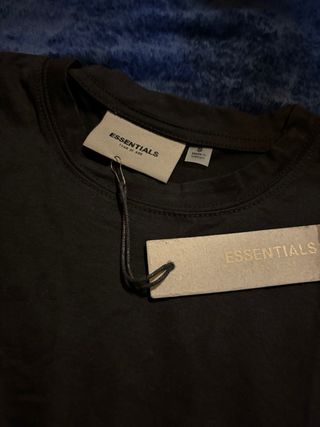 Camiseta ESSENTIALS