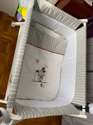 Minicuna con edredon y ruedas