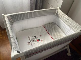 Minicuna con edredon y ruedas