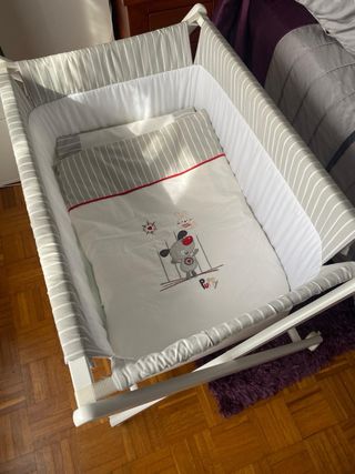 Minicuna con edredon y ruedas