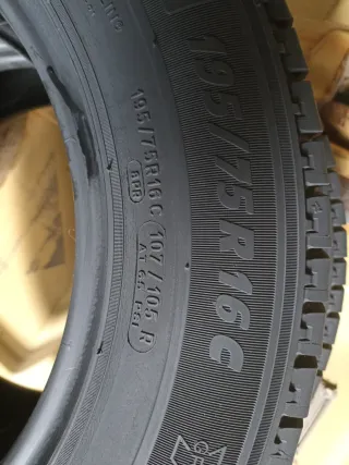 Vendo 2 Neumáticos de Furgoneta Buen Estado